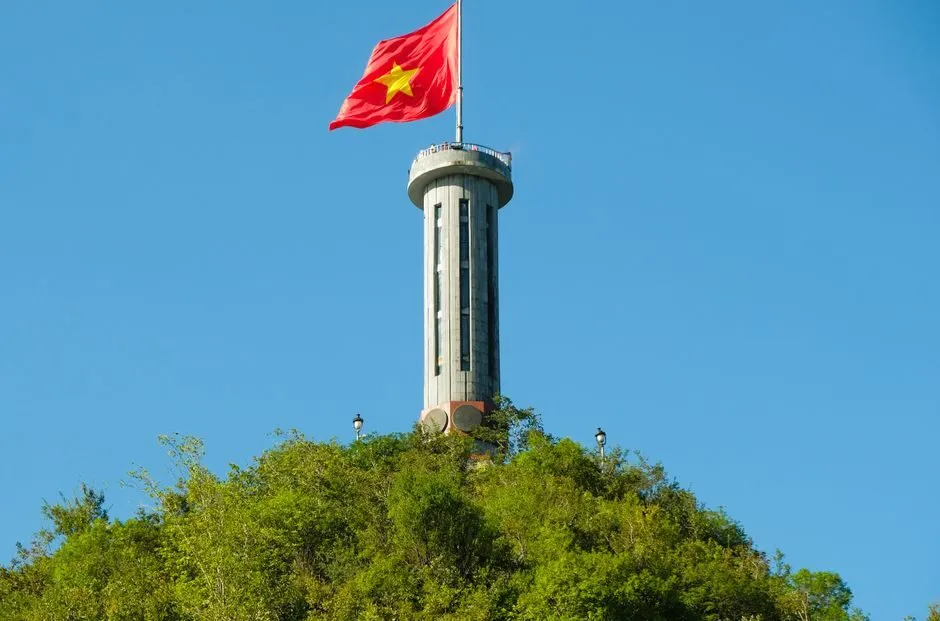 Cột cờ Lũng Cú trên đỉnh núi tại Hà Giang