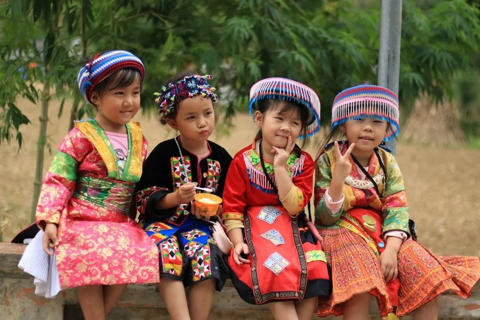 Chợ phiên vùng cao Hà Giang với trang phục thổ cẩm nhiều màu sắc