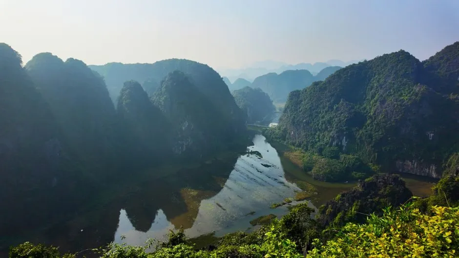 Hình ảnh khu du lịch Ninh Bình nhìn từ đỉnh Hang Múa