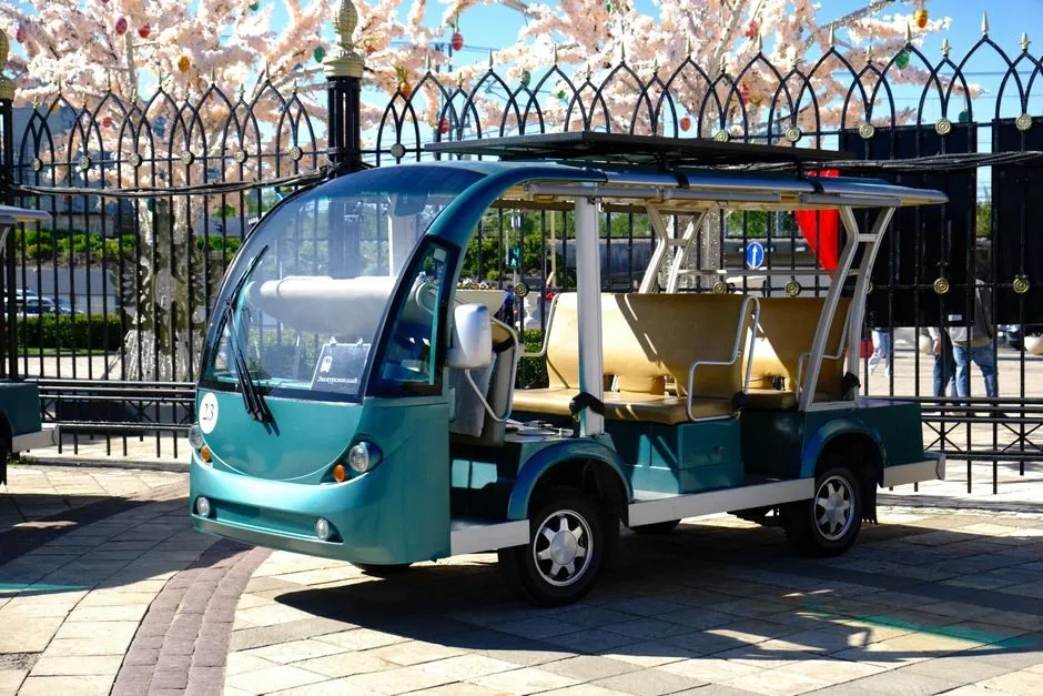 Xe điện chở khách tham quan trong khu du lịch