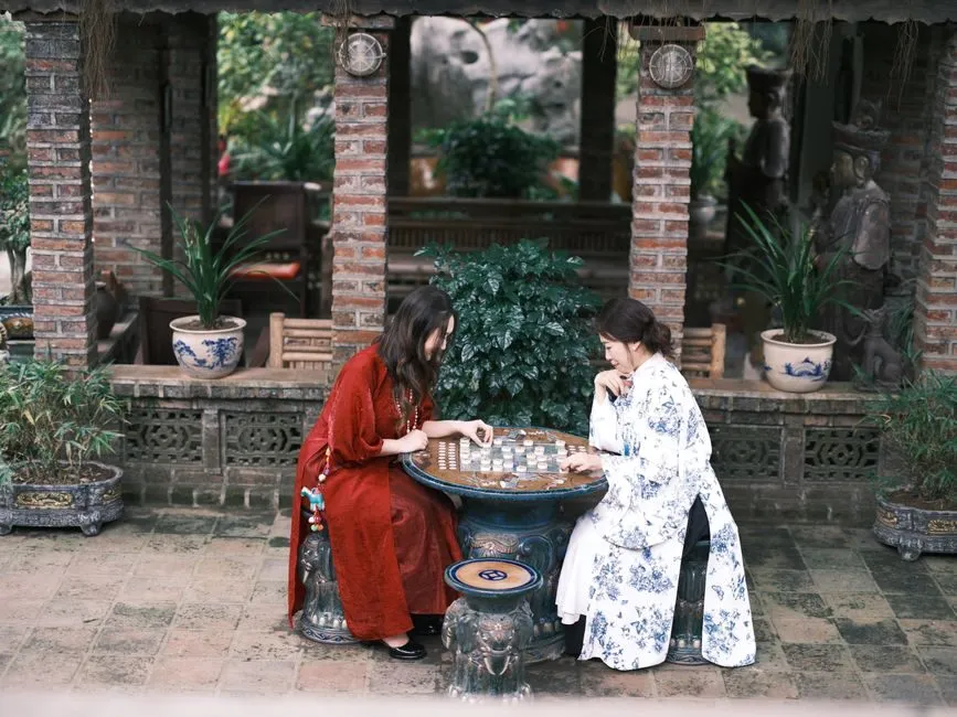 Bàn ô ăn quan đặt trong khuôn viên khu nghỉ dưỡng